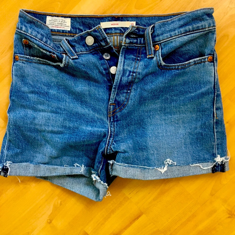 Levi’s wedgie cutoffs size 25